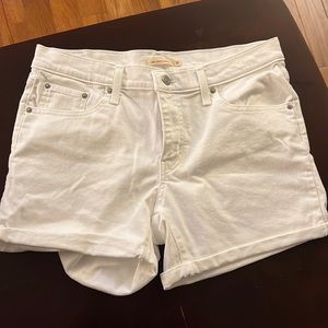 White shorts from Levi’s. Size 31 mid length. Never worn.